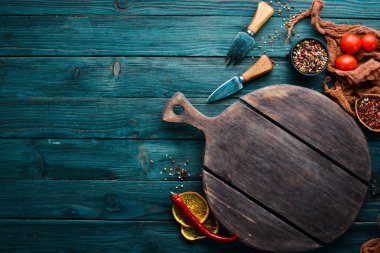 Mavi Yemek Arkaplanı. Mutfak malzemeleri. Üst Manzara. Metnin için boş yer.