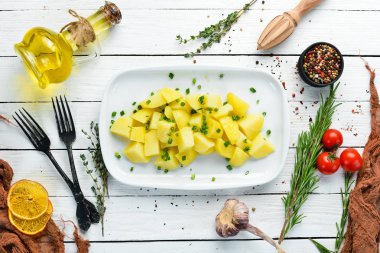 Tabakta soğanlı haşlanmış patates. Bulaşıklar, yemek. Üst Manzara. Metnin için boş yer.