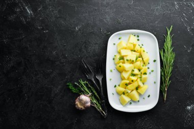 Tabakta soğanlı haşlanmış patates. Bulaşıklar, yemek. Üst Manzara. Metnin için boş yer.