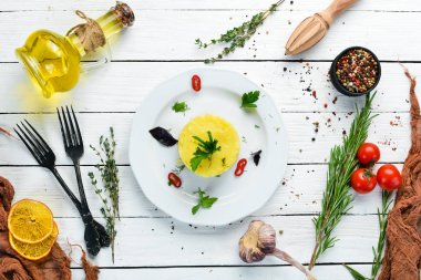 Tabakta soğanlı patates püresi. Bulaşıklar, yemek. Üst Manzara. Metnin için boş yer.