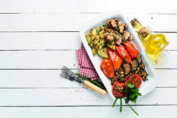 Legumes Grelhados Num Prato Tomates Berinjelas Cogumelos Abobrinha Pratos Comida — Fotografia de Stock