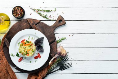 Sebzeli pilav. Risotto. Bulaşıklar, yemek. Üst Manzara. Metnin için boş yer.