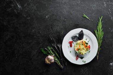 Sebzeli pilav. Risotto. Bulaşıklar, yemek. Üst Manzara. Metnin için boş yer.