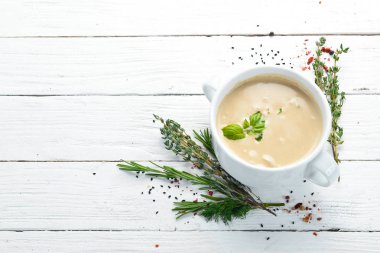 Sebzeli kremalı çorba. Bulaşıklar, yemek. Üst Manzara. Metnin için boş yer.