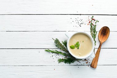 Sebzeli kremalı çorba. Bulaşıklar, yemek. Üst Manzara. Metnin için boş yer.