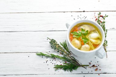 Köfteli çorba ve bıldırcın yumurtası. Bulaşıklar, yemek. Üst Manzara. Metnin için boş yer.