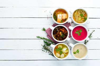 Çorba seti. Et çorbası, balık çorbası, tavuk çorbası. Bulaşıklar, yemek. Üst Manzara. Metnin için boş yer.