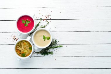 Çorba seti. Et çorbası, balık çorbası, tavuk çorbası. Bulaşıklar, yemek. Üst Manzara. Metnin için boş yer.