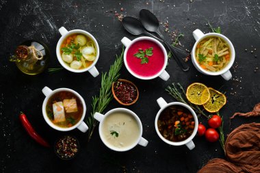 Çorba seti. Et çorbası, balık çorbası, tavuk çorbası. Bulaşıklar, yemek. Üst Manzara. Metnin için boş yer.