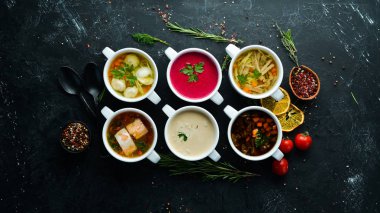 Çorba seti. Et çorbası, balık çorbası, tavuk çorbası. Bulaşıklar, yemek. Üst Manzara. Metnin için boş yer.