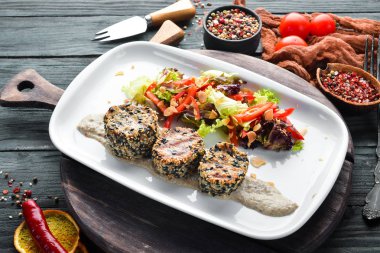 Susamlı ve sebzeli dana eti madalyonu. Bulaşıklar, yemek. Üst Manzara. Metnin için boş yer.