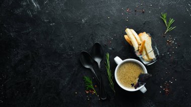 Mantar çorbası püresi. Bulaşıklar, yemek. Üst Manzara. Metnin için boş yer.