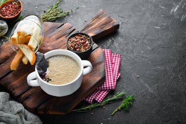 Mantar çorbası püresi. Bulaşıklar, yemek. Üst Manzara. Metnin için boş yer.