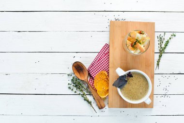 Mantar çorbası püresi. Bulaşıklar, yemek. Üst Manzara. Metnin için boş yer.