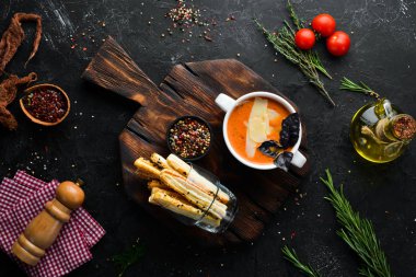 Sebze-domates püresi çorbası. Bulaşıklar, yemek. Üst Manzara. Metnin için boş yer.