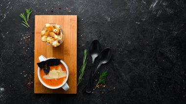 Sebze-domates püresi çorbası. Bulaşıklar, yemek. Üst Manzara. Metnin için boş yer.