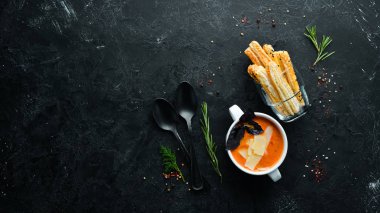 Sebze-domates püresi çorbası. Bulaşıklar, yemek. Üst Manzara. Metnin için boş yer.