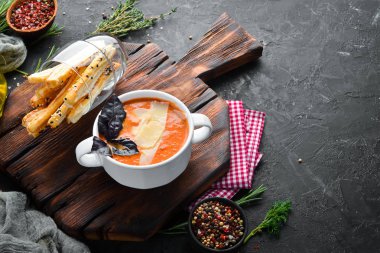 Sebze-domates püresi çorbası. Bulaşıklar, yemek. Üst Manzara. Metnin için boş yer.