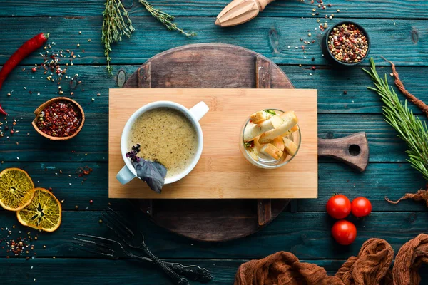 Mantar çorbası püresi. Bulaşıklar, yemek. Üst Manzara. Metnin için boş yer.