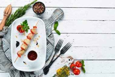 Sebzeli ve soslu tavuk şişi. Bulaşıklar, yemek. Üst Manzara. Metnin için boş yer.