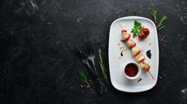 Sebzeli ve soslu etli börek. Bulaşıklar, yemek. Üst Manzara. Metnin için boş yer.