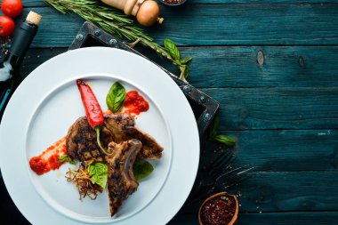 Bifteğin üzerine acı biber koy. Bulaşıklar, yemek. Üst Manzara. Metnin için boş yer.