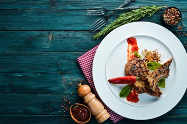 Bifteğin üzerine acı biber koy. Bulaşıklar, yemek. Üst Manzara. Metnin için boş yer.