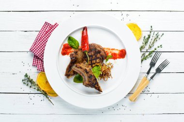 Bifteğin üzerine acı biber koy. Bulaşıklar, yemek. Üst Manzara. Metnin için boş yer.