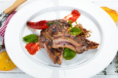 Bifteğin üzerine acı biber koy. Bulaşıklar, yemek. Üst Manzara. Metnin için boş yer.