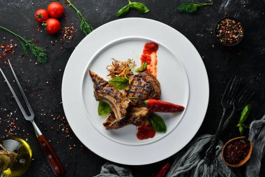 Bifteğin üzerine acı biber koy. Bulaşıklar, yemek. Üst Manzara. Metnin için boş yer.