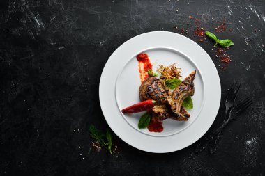 Bifteğin üzerine acı biber koy. Bulaşıklar, yemek. Üst Manzara. Metnin için boş yer.