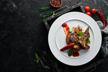 Bifteğin üzerine acı biber koy. Bulaşıklar, yemek. Üst Manzara. Metnin için boş yer.