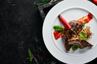 Bifteğin üzerine acı biber koy. Bulaşıklar, yemek. Üst Manzara. Metnin için boş yer.