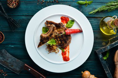 Bifteğin üzerine acı biber koy. Bulaşıklar, yemek. Üst Manzara. Metnin için boş yer.