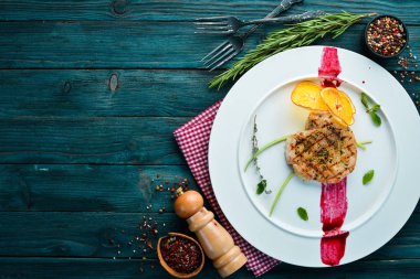 Tabakta ızgara domuz eti. Bulaşıklar, yemek. Üst Manzara. Metnin için boş yer.