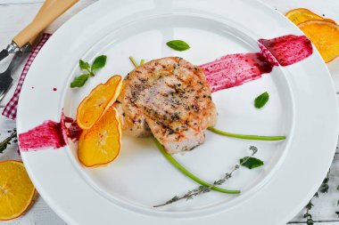 Tabakta ızgara domuz eti. Bulaşıklar, yemek. Üst Manzara. Metnin için boş yer.