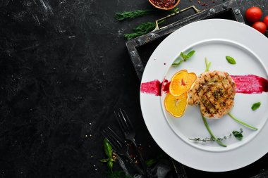 Tabakta ızgara domuz eti. Bulaşıklar, yemek. Üst Manzara. Metnin için boş yer.