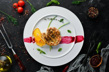 Tabakta ızgara domuz eti. Bulaşıklar, yemek. Üst Manzara. Metnin için boş yer.