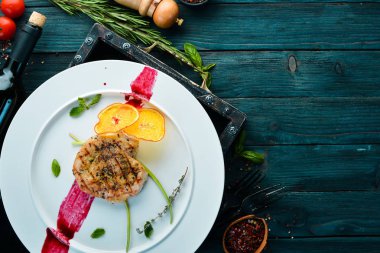 Tabakta ızgara domuz eti. Bulaşıklar, yemek. Üst Manzara. Metnin için boş yer.