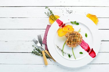 Tabakta ızgara domuz eti. Bulaşıklar, yemek. Üst Manzara. Metnin için boş yer.