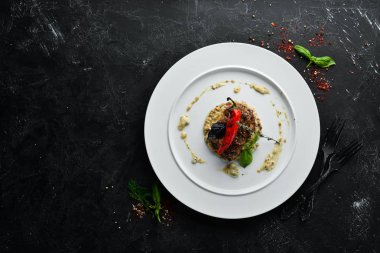 Biberli dana biftek ve tabakta mantar sosu. Bulaşıklar, yemek. Üst Manzara. Metnin için boş yer.