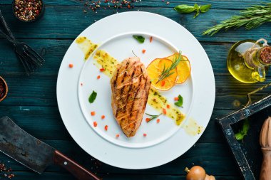 Tabakta sos olan fırında tavuk filetosu. Bulaşıklar, yemek. Üst Manzara. Metnin için boş yer.