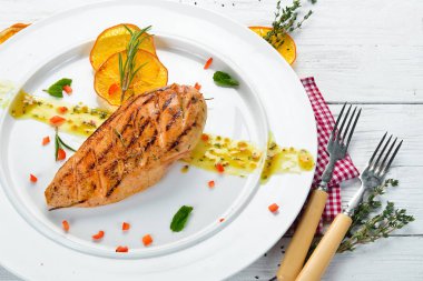 Tabakta sos olan fırında tavuk filetosu. Bulaşıklar, yemek. Üst Manzara. Metnin için boş yer.