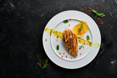 Tabakta sos olan fırında tavuk filetosu. Bulaşıklar, yemek. Üst Manzara. Metnin için boş yer.