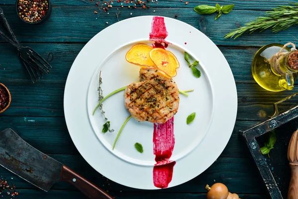 Grillowany Stek Wieprzowy Talerzu Naczynia Jedzenie Widok Góry Wolne Miejsce — Zdjęcie stockowe
