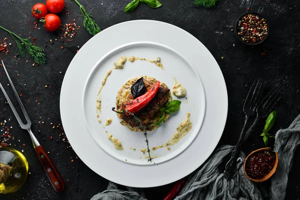 Kalbssteak Mit Chilipfeffer Und Pilzsoße Auf Einem Teller Geschirr Essen — Stockfoto