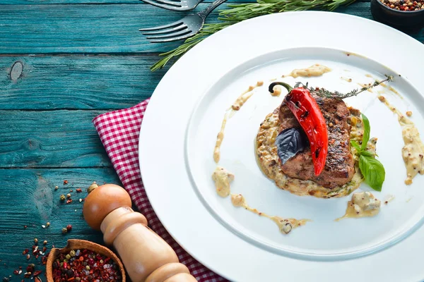 Filete Ternera Con Chile Salsa Champiñones Plato Platos Comida Vista — Foto de Stock