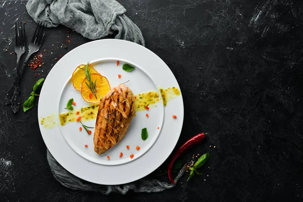 Gebakken Kipfilet Met Saus Een Bord Gerechten Eten Bovenaanzicht Vrije — Stockfoto