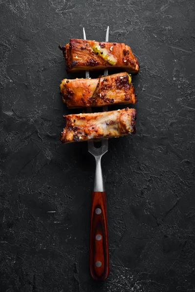 フォークに豚の肋骨を焼いた料理 食べ物 最上階だテキストの空き領域 — ストック写真