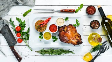 Soslu domuz budu. Bulaşıklar, yemek. Üst Manzara. Metnin için boş yer.